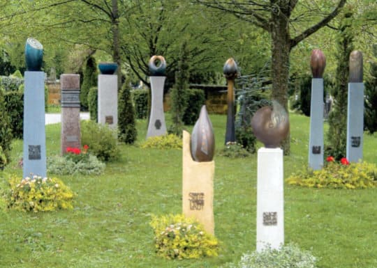 Beispiel Friedhofs-Gestaltung mit sichtbaren Urnen