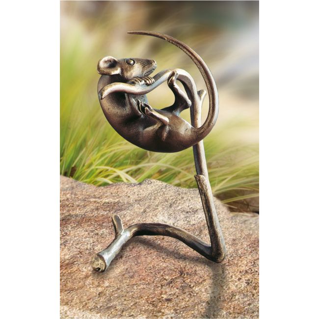Bronzefigur »Maus auf Zweig«, grünlich patiniert, Atelier Strassacker, 14 x 10 x 10 cm