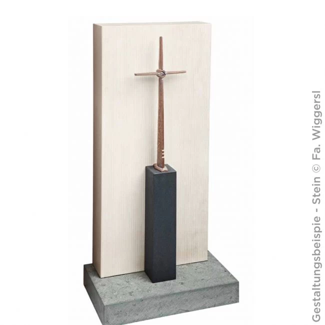 Skulptur »Freistehendes Kreuz mit Messingkugel«