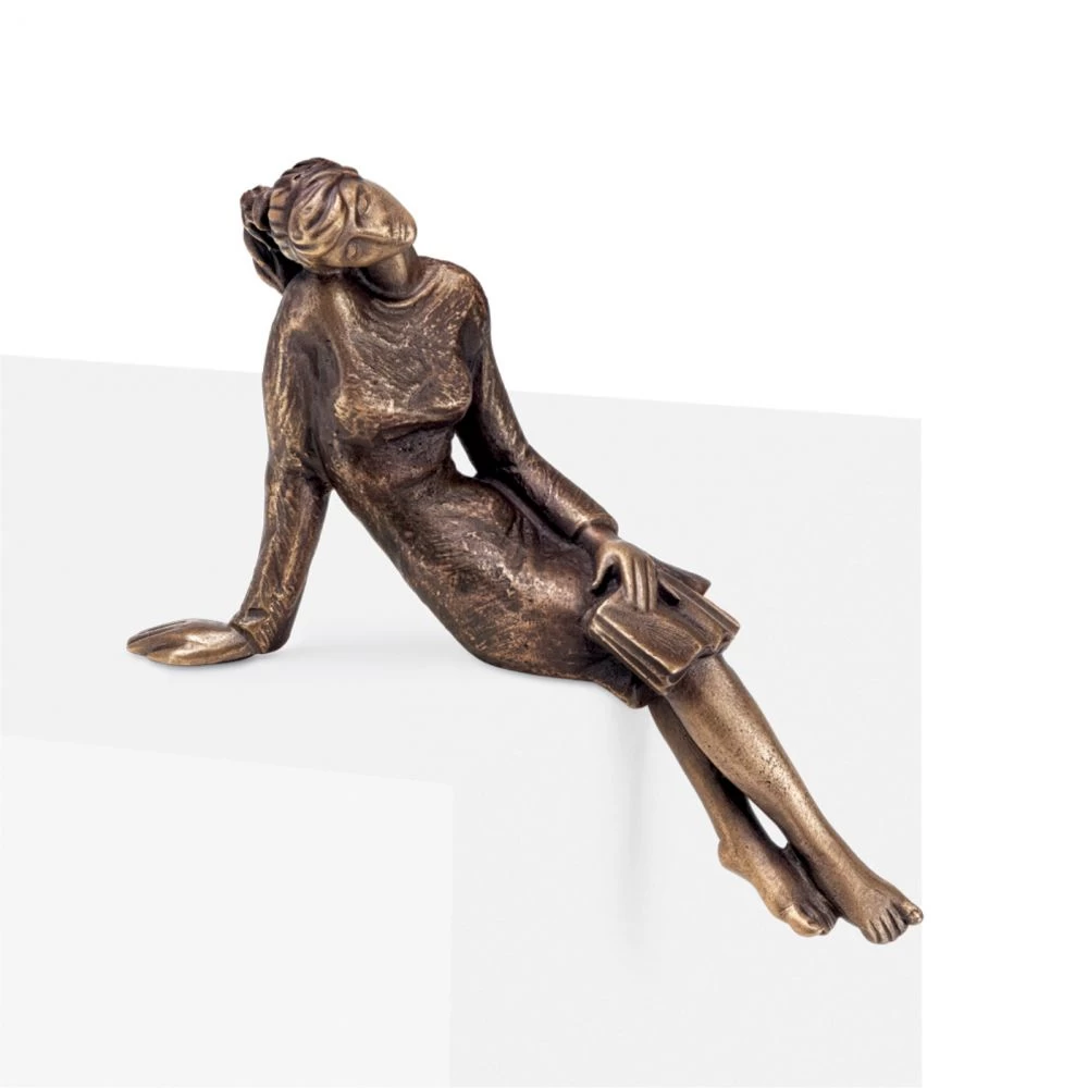 Bronzeskulptur »Sitzende mit Buch« Kantenhocker, Kunstgiesserei Strassacker, 12 x 4 x 12 cm Bronzeskulptur »Sitzende mit Buch« Kantenhocker, Kunstgiesserei Strassacker, 12 x 4 x 12 cm