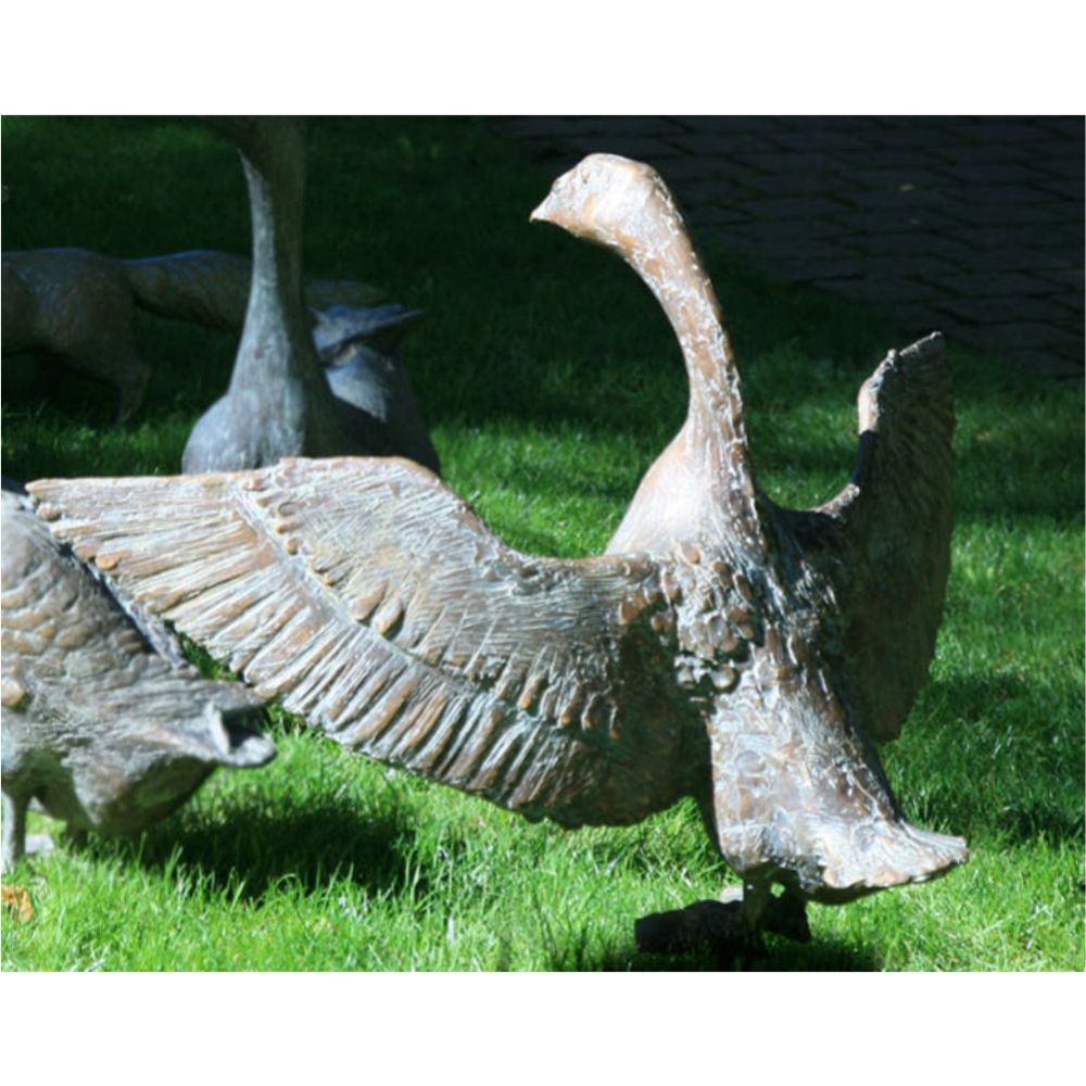 Große Gartenskulptur »Gans mit ausgebreiteten Flügeln« Große Gartenskulptur »Gans mit ausgebreiteten Flügeln«