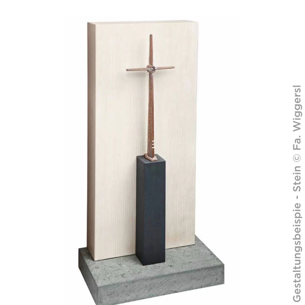Skulptur »Freistehendes Kreuz mit Messingkugel«
