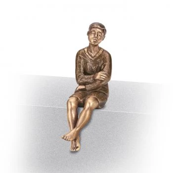 Bronzefigur »Junge, sitzend«