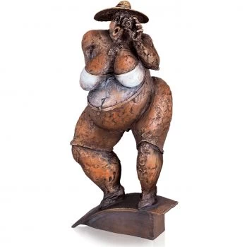 Bronzefigur »Touristin« Eva Roucka