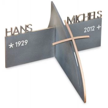 Schriftobjekt »Liegekreuz mit Inschrift« Bronze