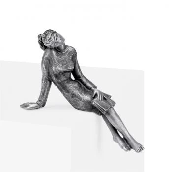 Skulptur »Sitzende mit Buch, Kantenhocker« Aluminium