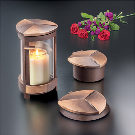 Strassacker Moderne Grabschmuck-Garnitur Triseg Bronze